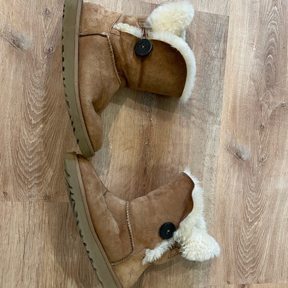 Ugg Chestnut Bailey Button Short Size 7 - Picture 5 of 7